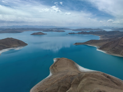 西藏山南羊卓雍措圣湖神湖蓝色高空航拍