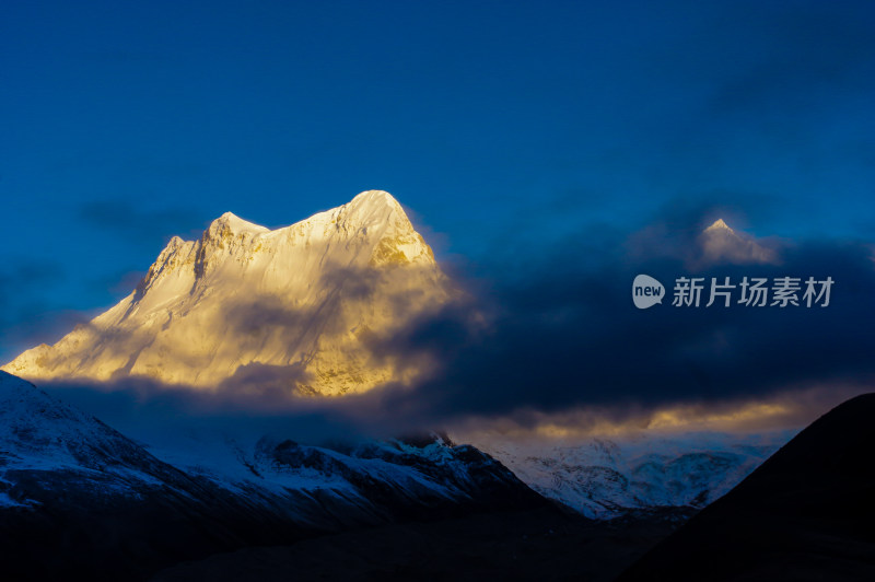 雪山库拉岗日日照金山