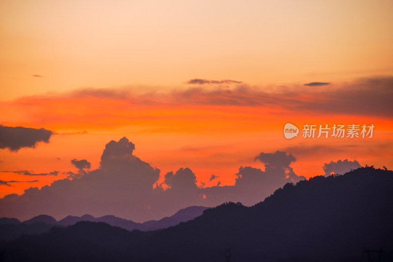 橙色天空与山脉轮廓