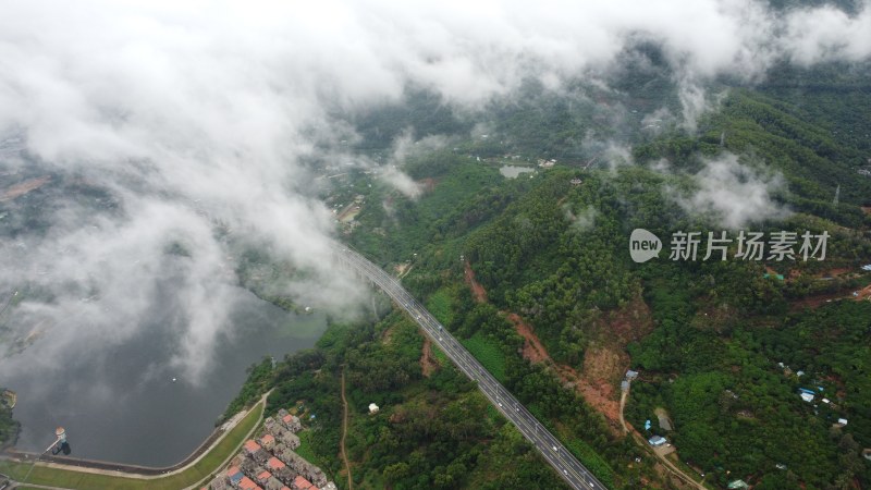 广东东莞：雨后城镇上空云雾缭绕