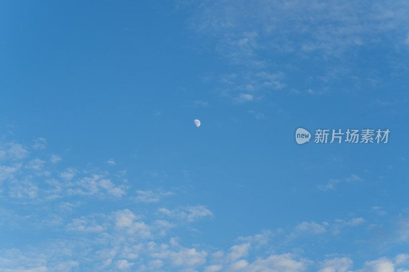 蓝色天空中的月亮