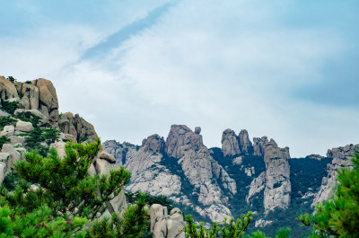 青岛崂山仰口风景区，起伏的山峰和茂密松林