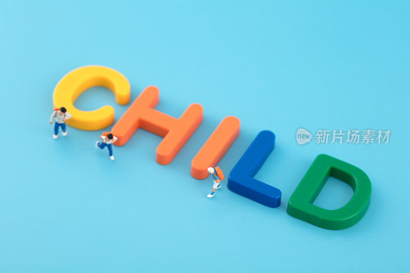 微缩场景孩子们和英文单词child