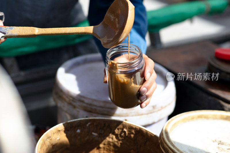 往瓶子里装入芝麻酱