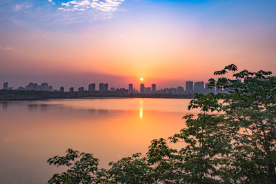 夕阳下的城市风光