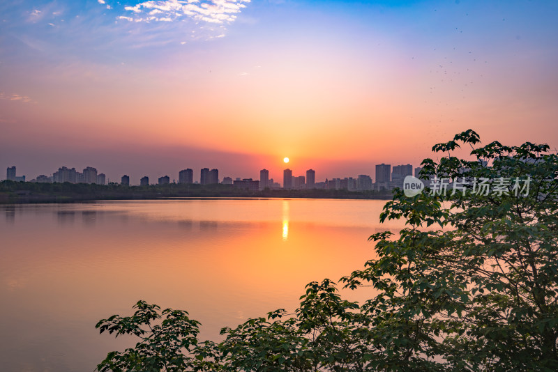 夕阳下的城市风光