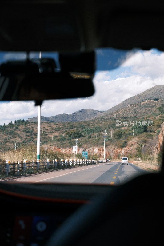 车内视角的公路与山景