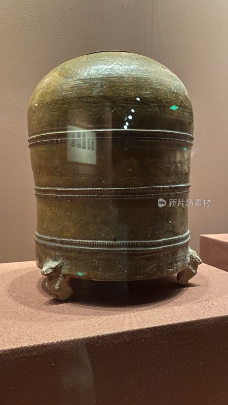 古代三足陶器文物特写