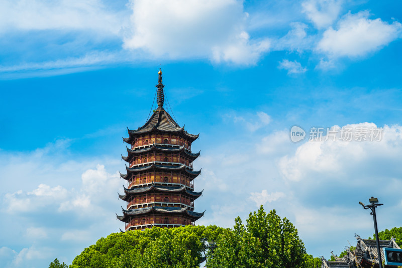 夏季厚厚云朵下的苏州北寺塔，报恩寺塔