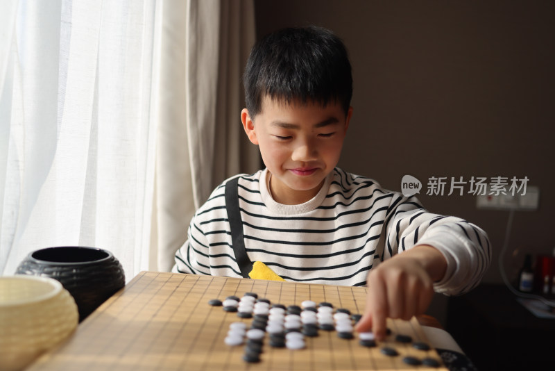 正在下围棋的中国小学生