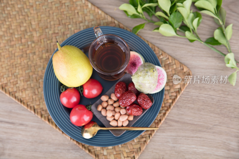 盘子里一杯红茶和各种茶品零食