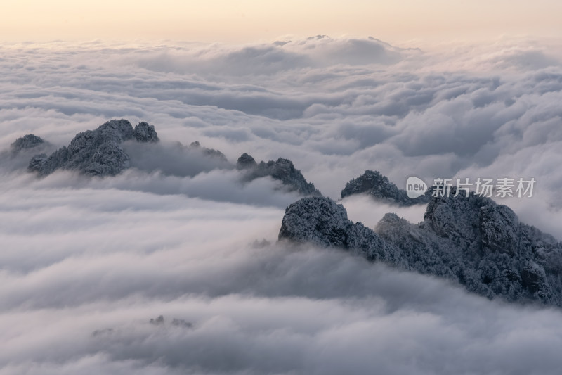 寒冷冬天大山雪后云海阳光航拍