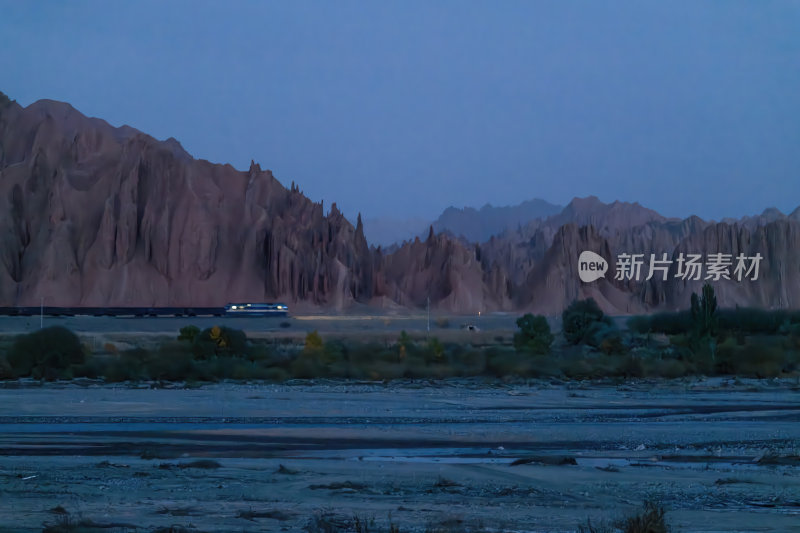 新疆南疆阿克苏库车天山红山石林丹霞大峡谷