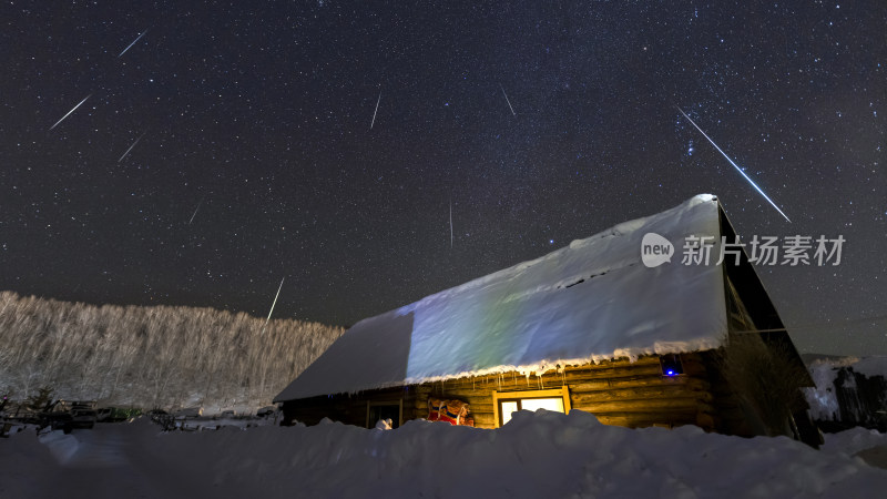 新疆禾木雪夜木屋流星景观