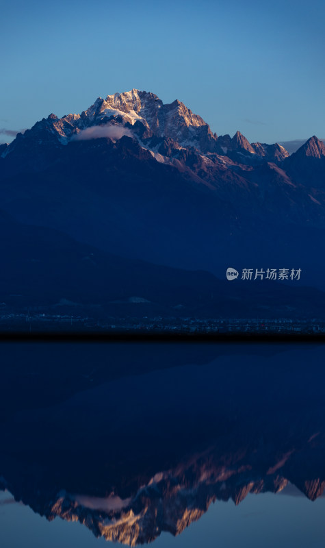 丽江玉龙雪山日照金山