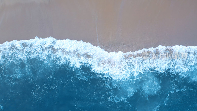 海浪俯拍沙滩大海航拍海滩唯美海边蓝色海水