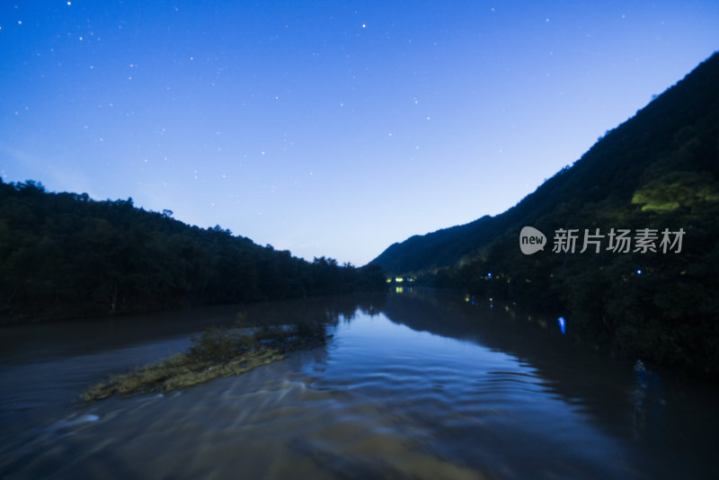 夜色下的河流两岸山林静谧景象