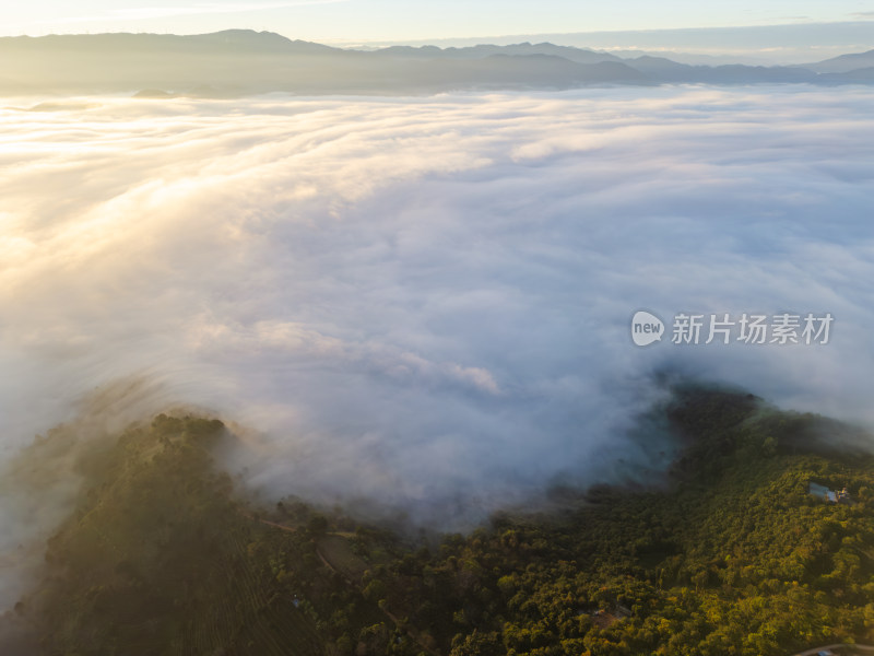 云海中的山峦航拍壮丽自然景观