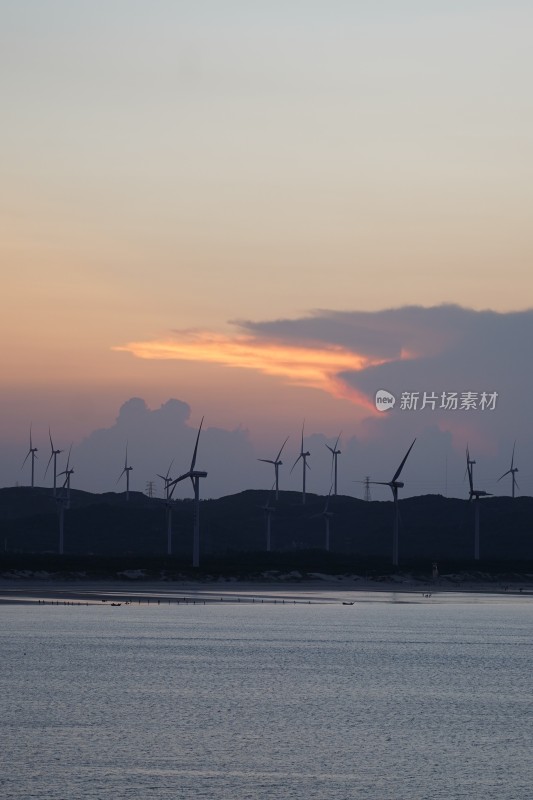 福建平潭镜沙日落下的风力发电