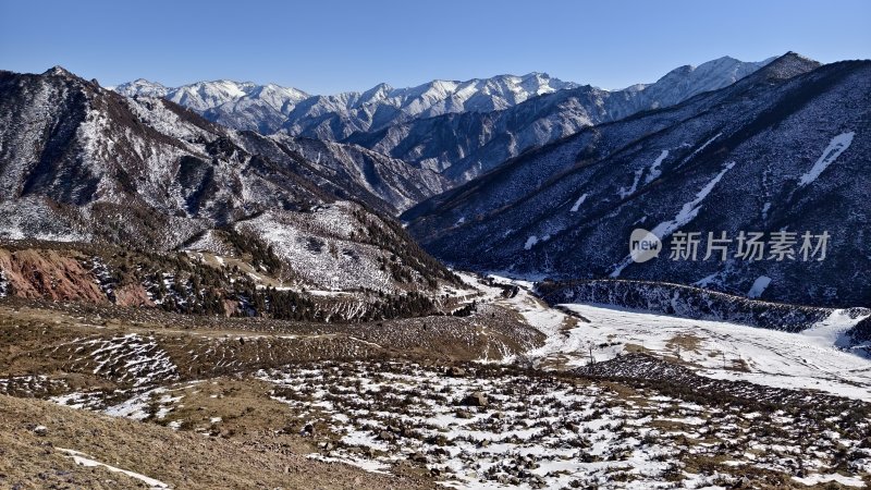 雪山间的开阔地带