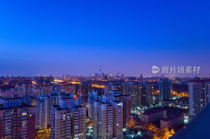 中国北京朝阳区城市天际线黎明夜景