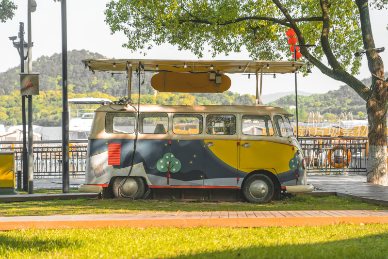 宁波东钱湖景区的旅游小巴士餐车