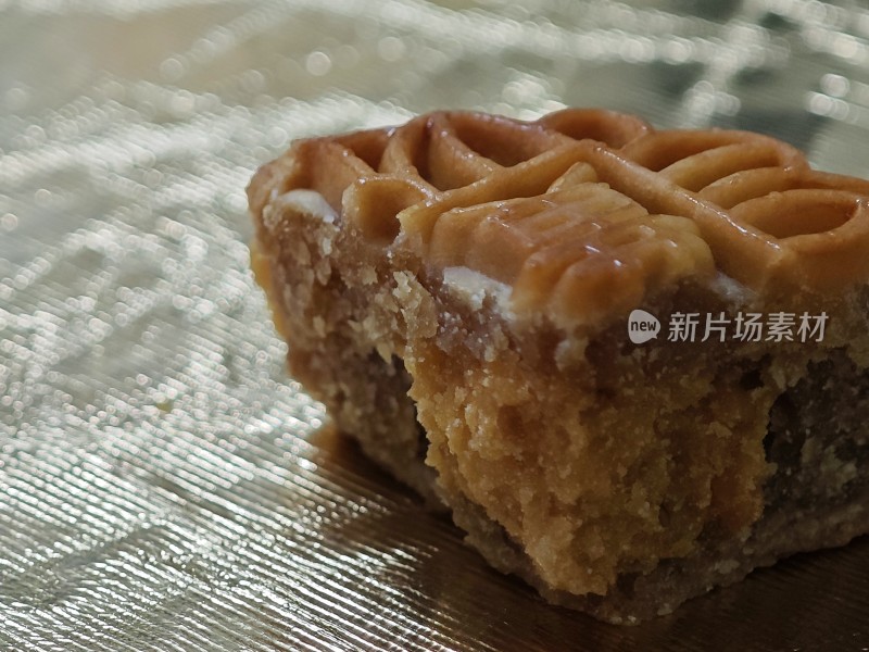 切开的月饼展示内部馅料特写