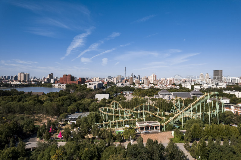 天津天塔湖景区水上公园游乐场城市风光