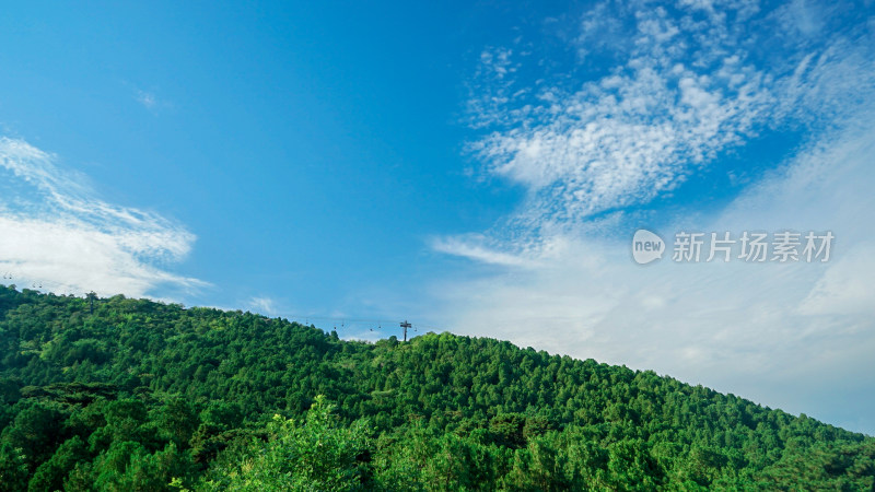 青山绿树蓝天白云风景