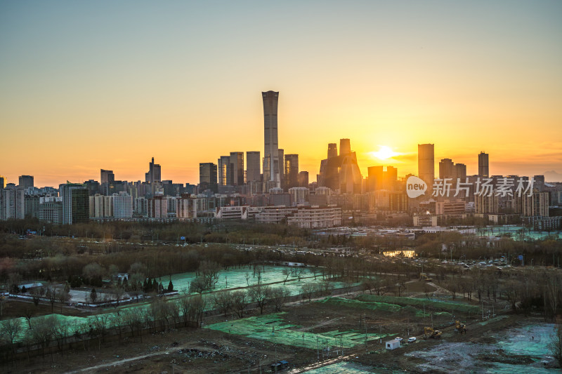 北京夕阳下的城市建筑群全景