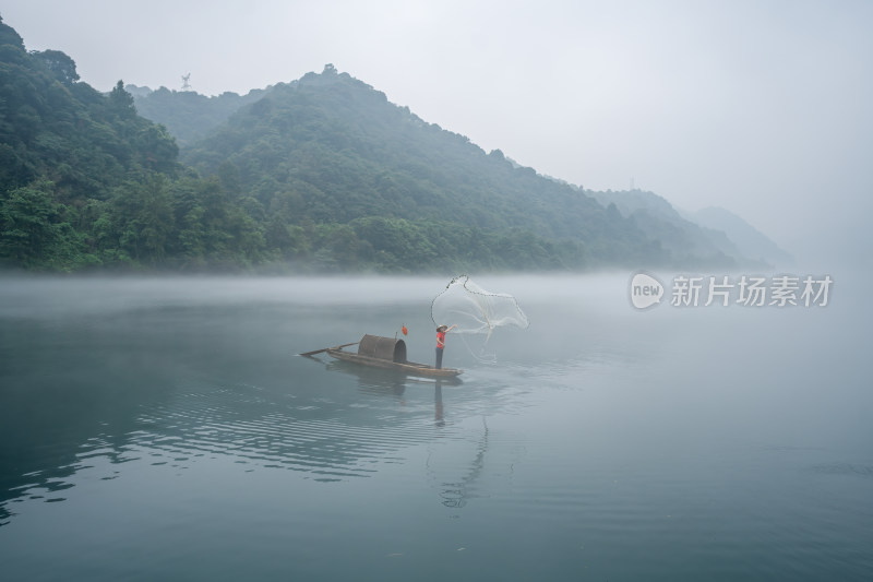 湖南郴州小东江晨雾小船薄雾笼罩下宁静之美