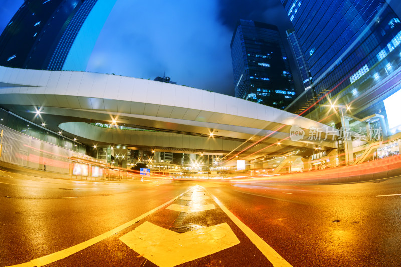 城市街道夜晚车流与高楼景观