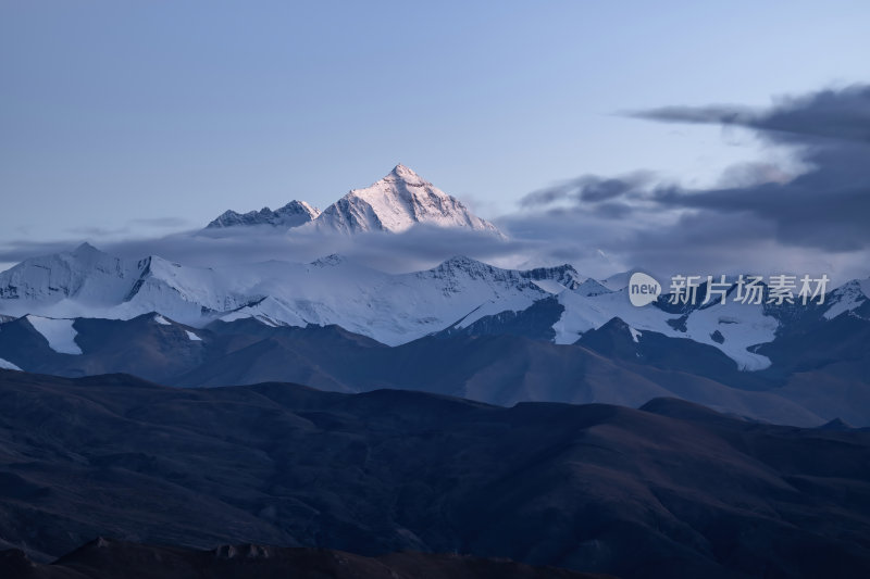 西藏日喀则加乌拉山口珠穆朗玛峰的日照金山