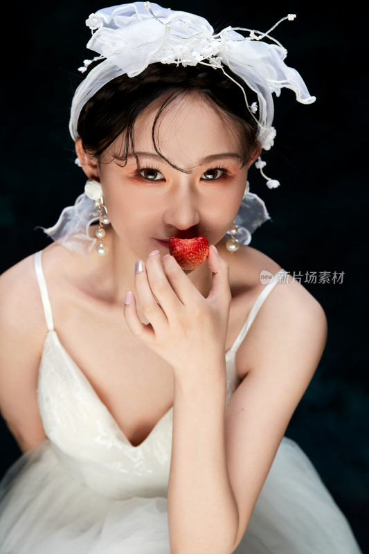 黑色背景下的女性复古婚纱妆面