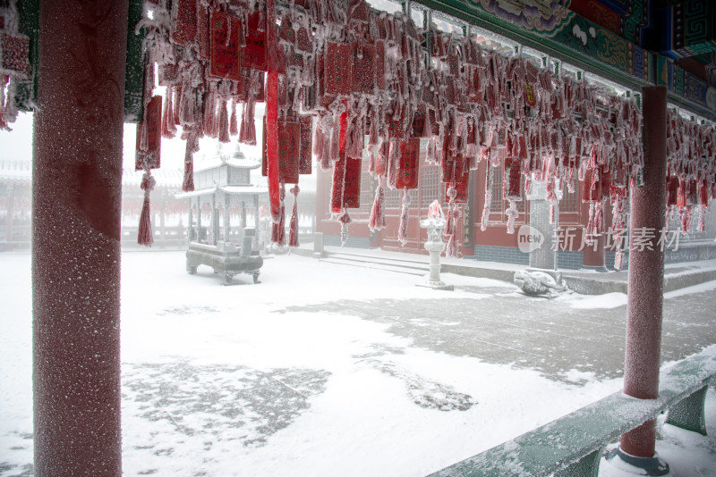 寒冷冬天冰雪霜冻的古建筑房檐走廊