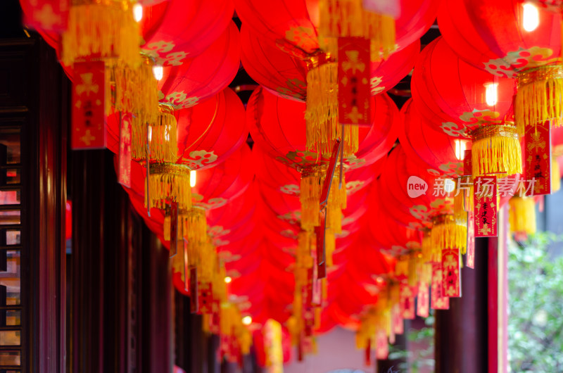 节日古建筑走廊密集的红色灯笼景观