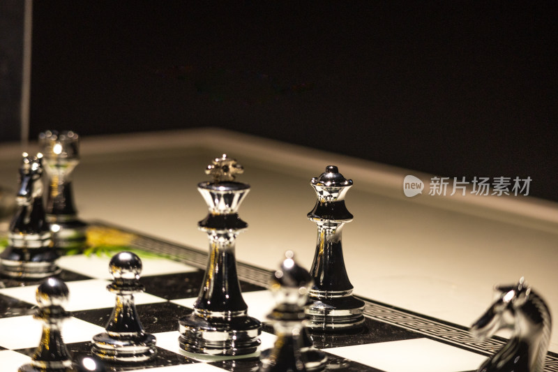 灯光下的国际象棋棋盘游戏竞争