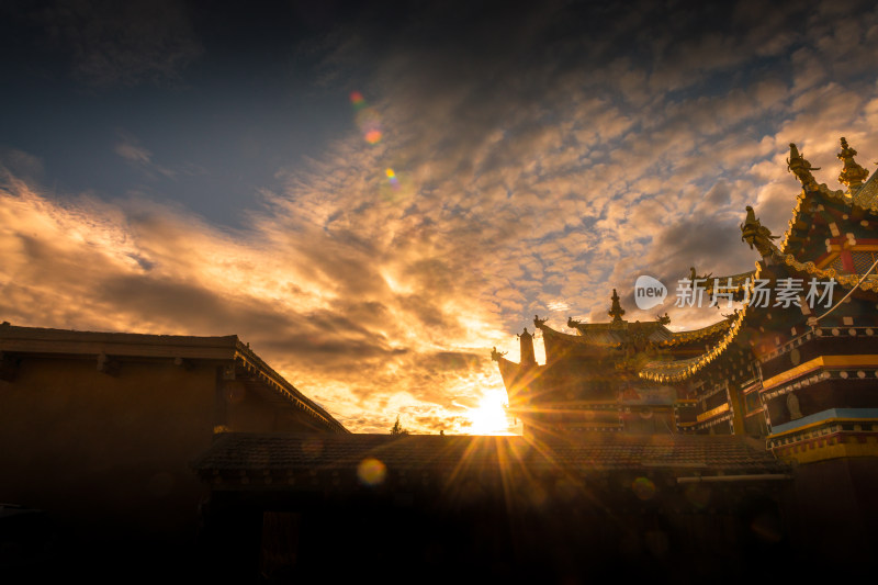 日落天空下的寺院