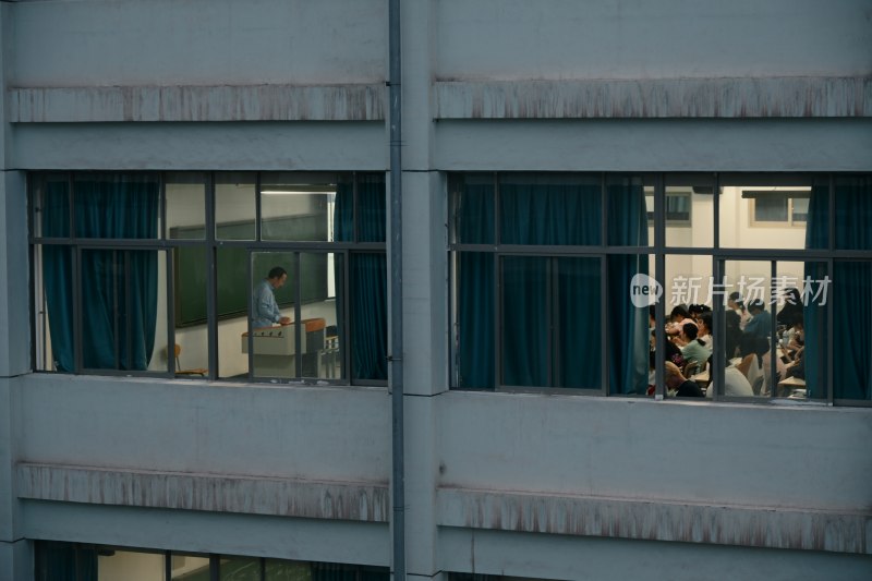 学校教室教师授课学生听讲画面