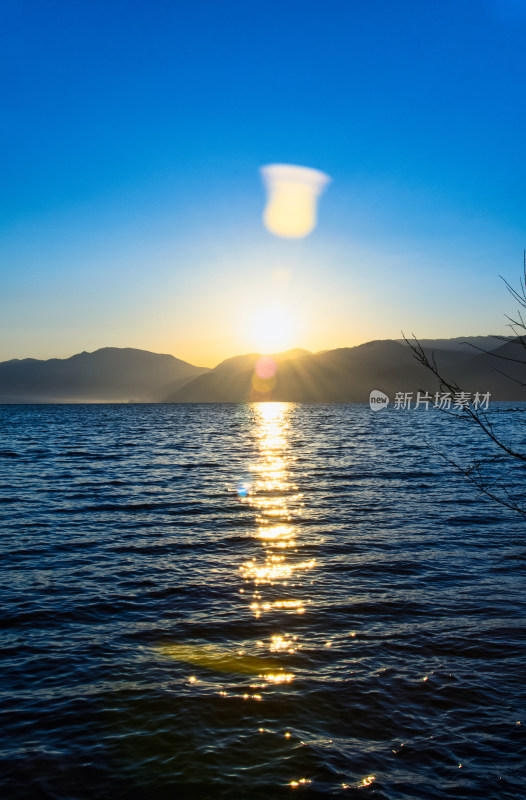 云南丽江泸沽湖山湖日出太阳晨光