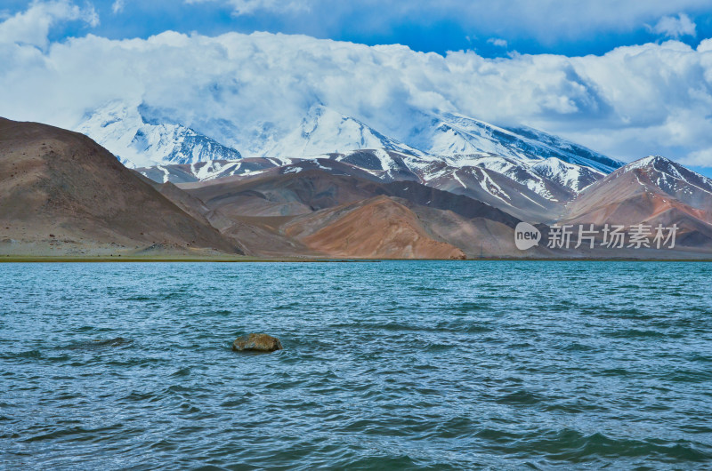 新疆克州喀拉库勒湖慕士塔格峰湖泊雪山风光