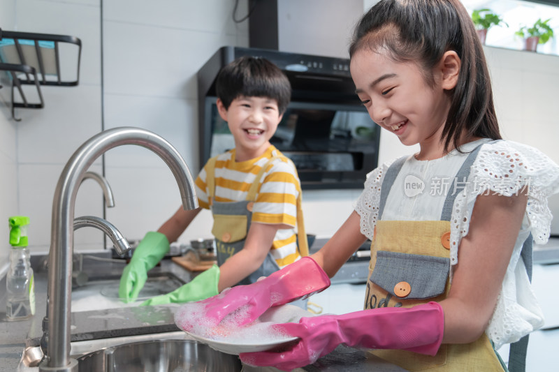 快乐儿童在家做家务