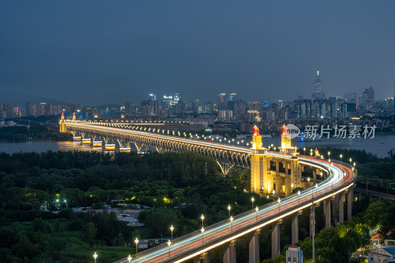 台风天的南京长江大桥与主城区