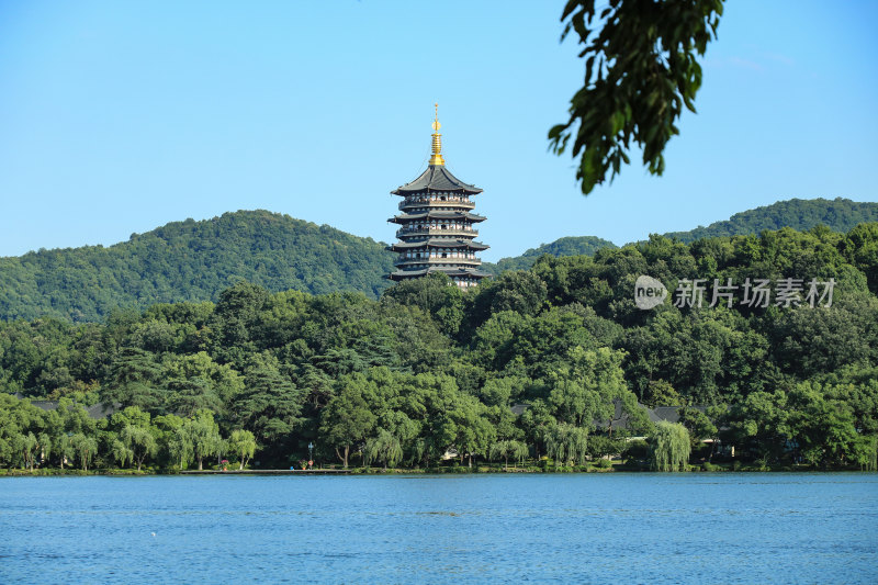 夏日蓝天下的杭州西湖雷峰塔湖光风景