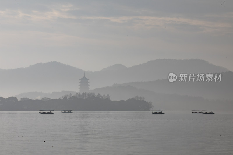 晨雾中的杭州西湖雷峰塔风光