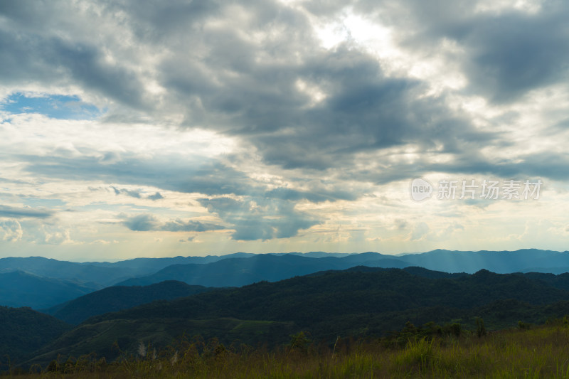 山顶的天空和风景