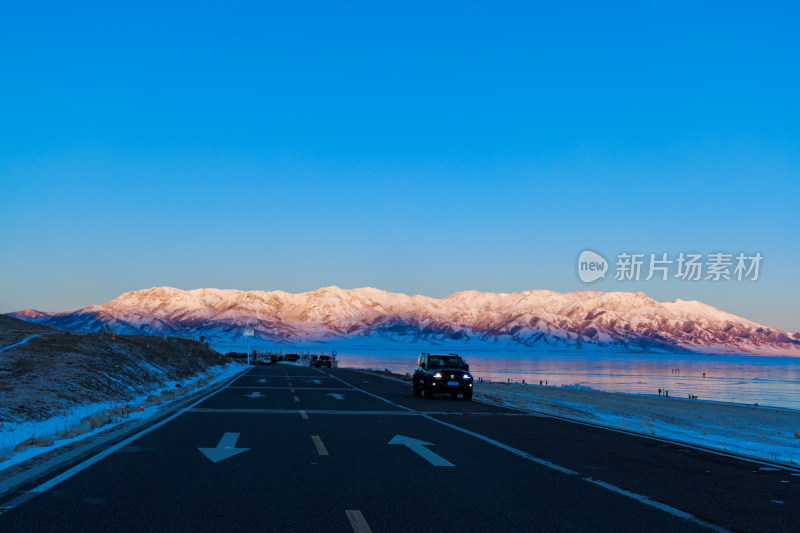 新疆冬季赛里木湖雪景雪山冰湖蓝冰日照金山