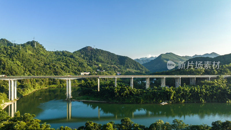 蓝天白云阳光下桂林漓江上的高速公路大桥