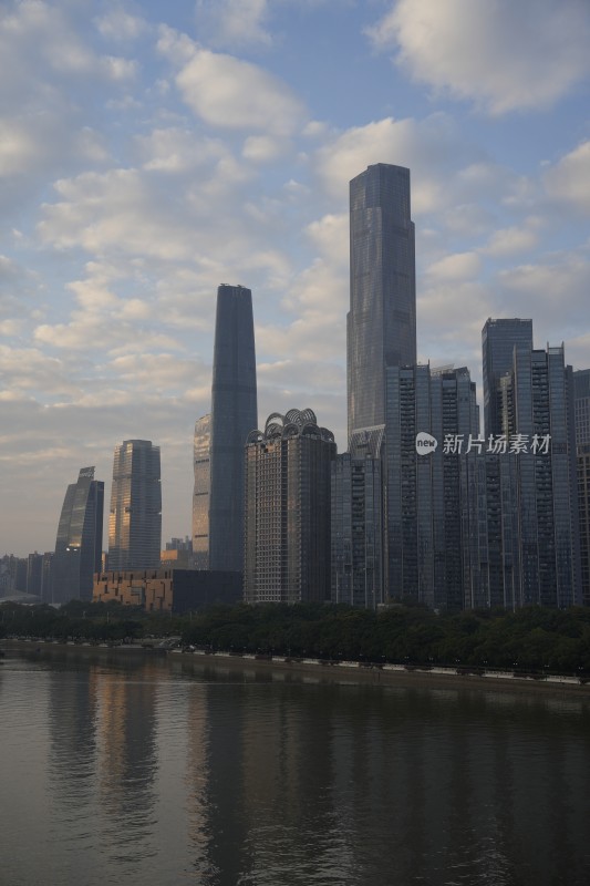 广州塔暮色中璀璨夜景的壮观景象