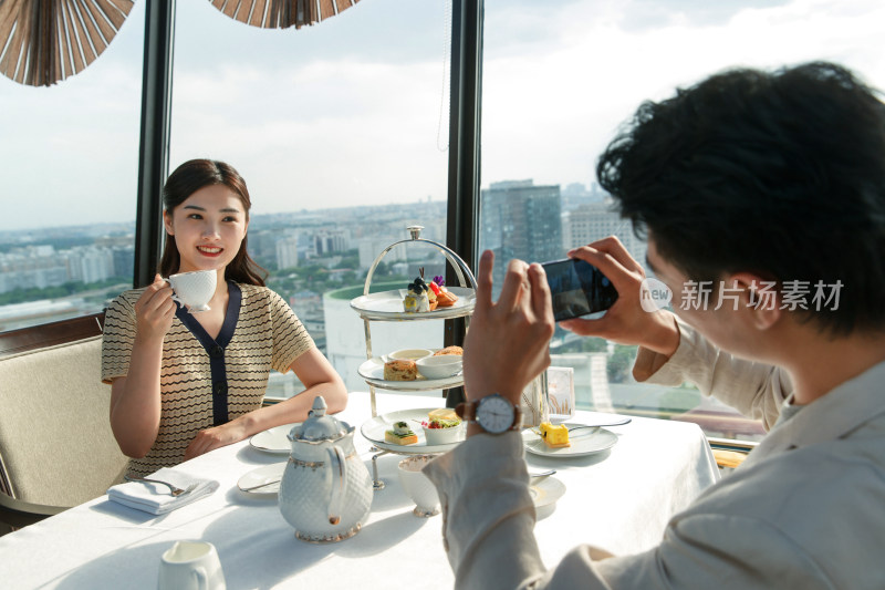 青年伴侣在餐厅用餐